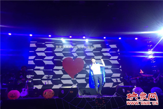 嚴(yán)爵及相信音樂旗下其他藝人賣力演出。