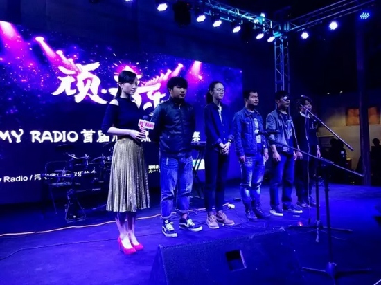 美女主播阿子擔(dān)當(dāng)活動主持 美女主播阿子擔(dān)當(dāng)活動主持