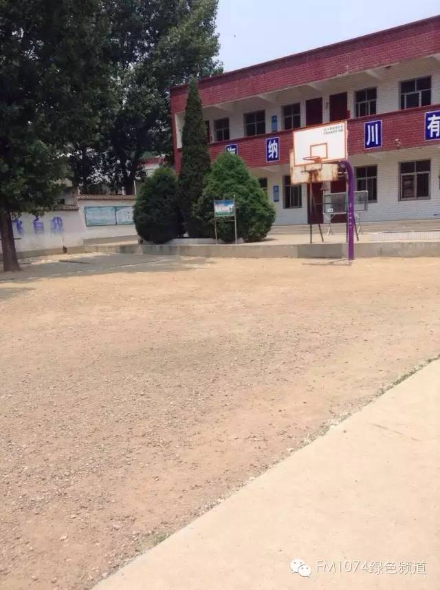 學(xué)校面積不大，只有一棟教學(xué)樓。