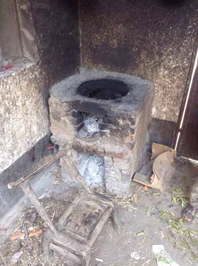 走訪另一個(gè)貧困家庭，進(jìn)去之后才知道什么是真正的一貧如洗、家徒四壁。