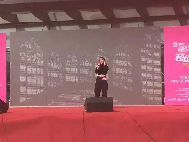 這pose一看就是在飆高音，猜猜看她唱的是哪首歌？