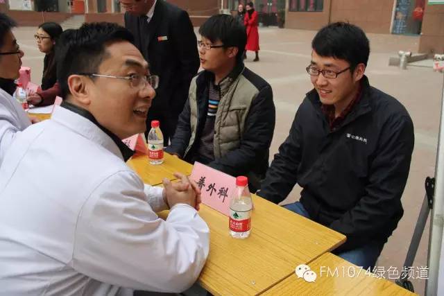 看這位小伙兒，跟我們的醫(yī)生都聊嗨了……