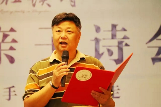 第一個(gè)節(jié)目便是重磅，大象融媒·欣欣象融網(wǎng)絡(luò)科技公司董事長(zhǎng)魏峰帶來沈浩波的作品《在夏天時(shí)想起秋天》