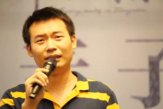 他，是一名消防員，同時(shí)也是聲音的愛好者。