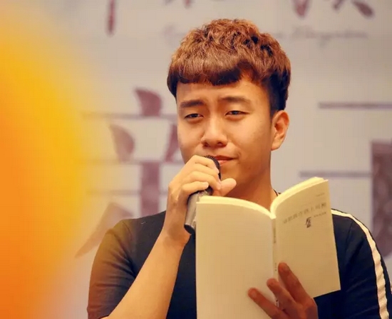 河南大學(xué)大二學(xué)生侯相俊帶來青年詩(shī)人吳相渝的作品《父親把兒子的詩(shī)集放在枕邊閱讀》