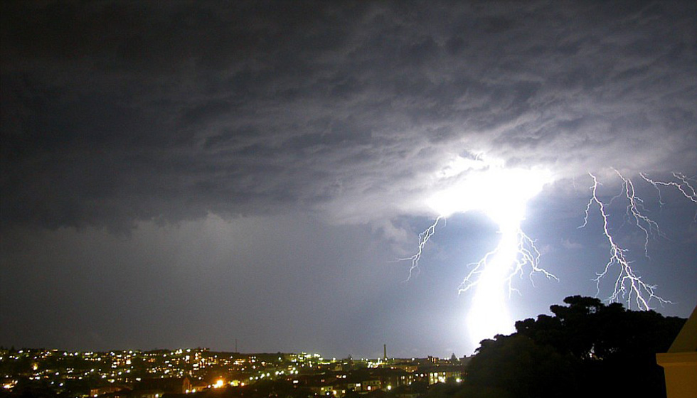 超10萬(wàn)次雷電襲擊布里斯班 電光沖天場(chǎng)面震撼