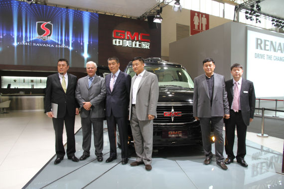 北京國(guó)際車展上，全新GMC S系列頂級(jí)商務(wù)車在亞太區(qū)首發(fā)。圖為企業(yè)領(lǐng)導(dǎo)與新車合影。