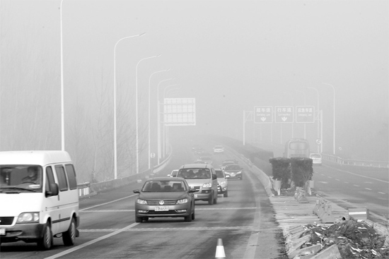 最近能見(jiàn)度不佳的天氣，給駕車(chē)上高速的車(chē)主提出了更多的要求