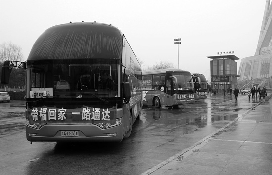 昨天上午10點，17輛愛心大巴從中原福塔廣場發(fā)車