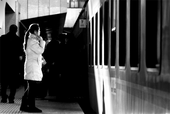 春運(yùn)大潮中，這樣難舍難分的身影總不時(shí)閃現(xiàn)在站臺(tái)上和廣場(chǎng)中