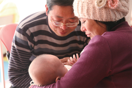 在“魯冰花舍”，李俊峰夫婦就這樣抱著奇奇看了好久