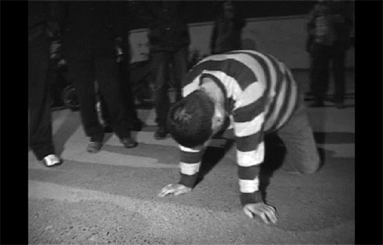 昨日凌晨，鄭州市化工路西段，渾身酒氣的男子出盡洋相