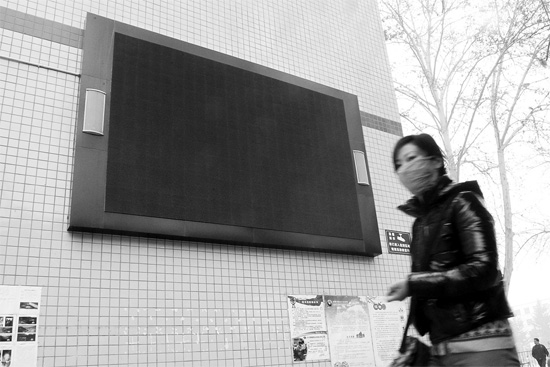 教育部下發(fā)通知，不僅要求學(xué)校引導(dǎo)學(xué)生勤儉節(jié)約，學(xué) 校也要節(jié)約辦公。昨天是開學(xué)第一天，鄭州市39中校園