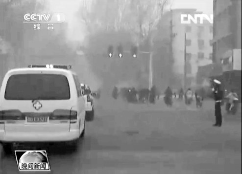 正值上下班高峰，交警調(diào)信號(hào)燈分流車輛