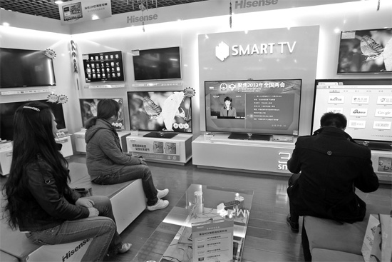 5日，鄭州市的家電賣場里，網(wǎng)絡(luò)電視正在同步直播兩會報道 東方今報記者張培方攝