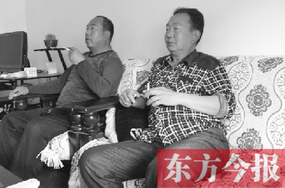 吳四輩和張年學(xué)在家聊天，談?wù)撋稌r(shí)候能去上班