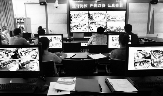 2013年高考首日，鄭州市國家考試考務(wù)指揮中心內(nèi)，工作人員通過監(jiān)控器遠(yuǎn)程監(jiān)考