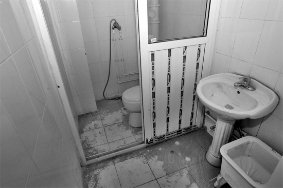 不僅周邊設(shè)施齊全，鄭州公租房室內(nèi)設(shè)施也齊全。圖為剛安裝好的衛(wèi)浴設(shè)施