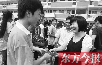 7月23日，晨鐘教育集團黨委書記張玲為支教大學生頒發(fā)證書