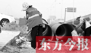 鄭州市鄭東新區(qū)，烈日下工作的環(huán)衛(wèi)工