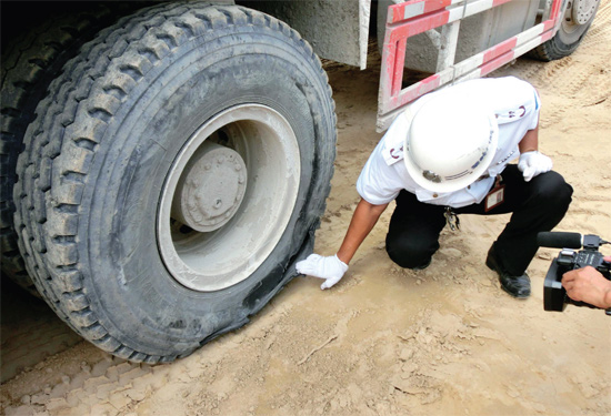 8月3日，棉紡路與六廠前街交叉口附近一輛水泥罐車突然爆胎，路邊一輛電動(dòng)車被沖擊波震翻報(bào)廢