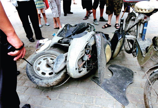 8月3日，棉紡路與六廠前街交叉口附近一輛水泥罐車突然爆胎，路邊一輛電動(dòng)車被沖擊波震翻報(bào)廢