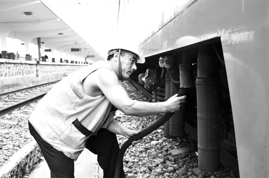 昨日，商丘火車站給水員在烈日下工作