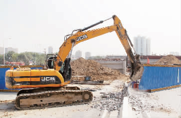 南陽路、北環(huán)快速路立交橋將進行封閉施工，圖為工人正在拆除隔離欄