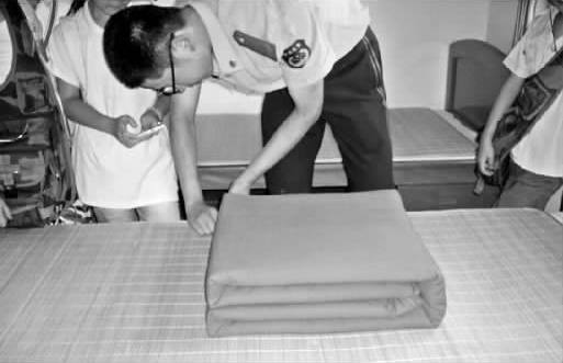 鄭州市某武警駐地，武警官兵現(xiàn)場表演疊被子