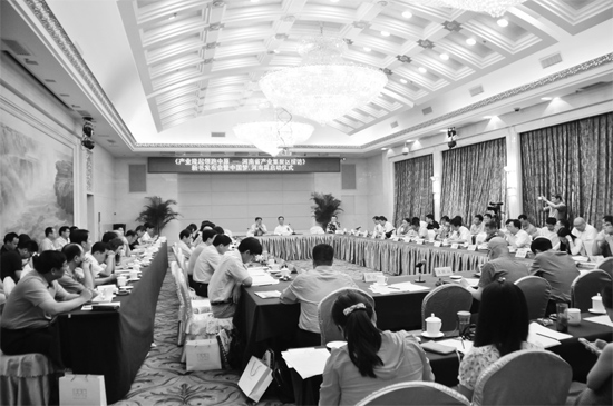 產(chǎn)業(yè)集聚區(qū)會議現(xiàn)場，各位專家學者對河南產(chǎn)業(yè)集聚區(qū)的發(fā)展建言獻策