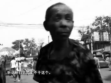 視頻中的男子面對鏡頭發(fā)泄心中的不滿：不合理，明擺著剝削人