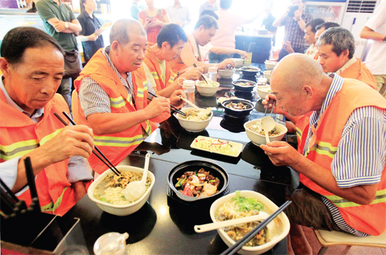 8月18日中午，鄭州市商城路一家飯店邀請33位一線環(huán)衛(wèi)工免費吃頓飯