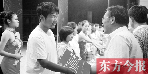 8月25日，河南電視臺8號演播廳，寒門學(xué)子每人拿到了5000元助學(xué)金