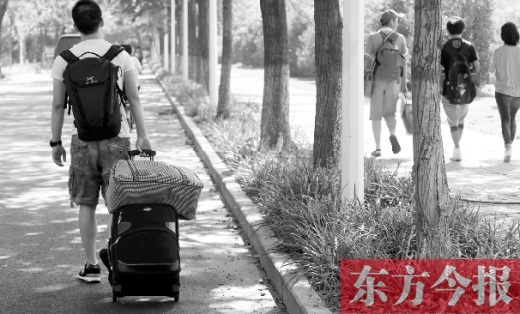 滿載著家人的希望，沿著學(xué)校的路標(biāo)，鄭州大學(xué)新生入學(xué)了，一位新生自己帶著行李來報(bào)到