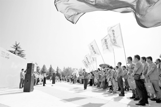 600余人加入到保護(hù)母親河公益行動當(dāng)中 東方今報(bào)首席記者 張曉冬 攝 600余人加入到保護(hù)母親河公益行動當(dāng)中 東方今報(bào)首席記者 張曉冬 攝