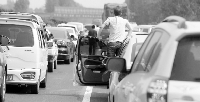 10月7日下午，寧洛高速漯河至商水段，因車禍發(fā)生擁堵