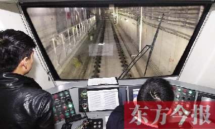 為了地鐵一號(hào)線在年底按期投入試運(yùn)營(yíng)，大家正在緊張調(diào)試