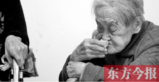 在鄭州惠濟區(qū)紅樹林老年療養(yǎng)院內(nèi)，一位老人在吃蛋糕