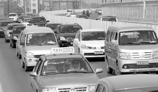 上午11點，鄭州市京廣快速路由北向南的路段已經(jīng)開始擁堵，要是早晚高峰，更是堵得走不成