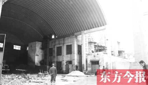 黃委會燃煤鍋爐房里幾臺機(jī)器正“整裝待發(fā)”，大煙囪拆除難
