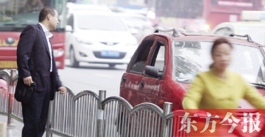 昨日下午5點40分，一男子久久未等到出租車，一輛“黑三輪”車主便和他搭訕