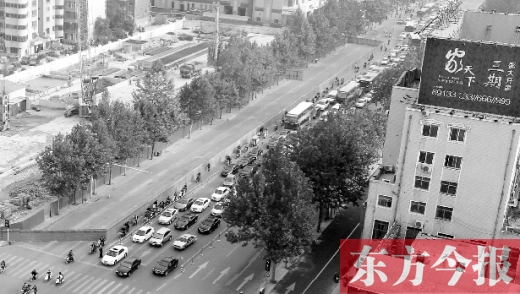 圍擋設(shè)置首日，人們騎車緩慢通行