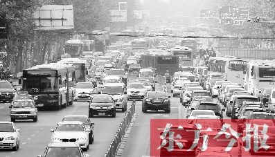 昨日下午4點，在花園路與黃河路口附近，車堵成了“一鍋粥”