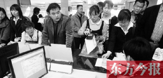 市民在“低臺(tái)敞開式”辦事大廳辦理業(yè)務(wù) 市民在“低臺(tái)敞開式”辦事大廳辦理業(yè)務(wù)