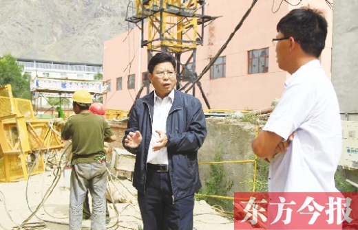 新鄉(xiāng)市援疆前方指揮部指揮長、伊吾縣委副書記鄭援越（中）深入一線調(diào)研