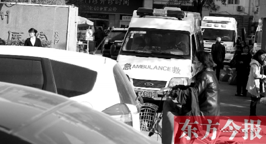 馬路上的機動車越來越多，臨著大路鄭州市第一人民醫(yī)院門口，出急診的救護車常常遭遇堵車