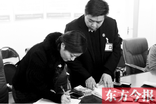 強(qiáng)制執(zhí)行+曝光，讓楊女士（左）拿到補(bǔ)償金