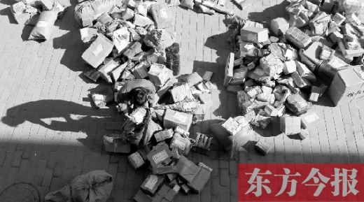 “雙十一”后，快遞員忙著送包裹，連水也不敢喝