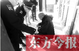 昨日，鄭州市管城區(qū)執(zhí)法局對(duì)轄區(qū)一只狗狗檢查是否辦過證 東方今報(bào)首席記者 劉棟杰 攝