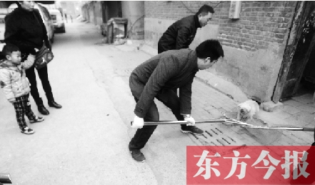 12月3日，鄭州市隴海路。執(zhí)法人員對一只“辦了證卻不系繩”的狗進(jìn)行捕捉